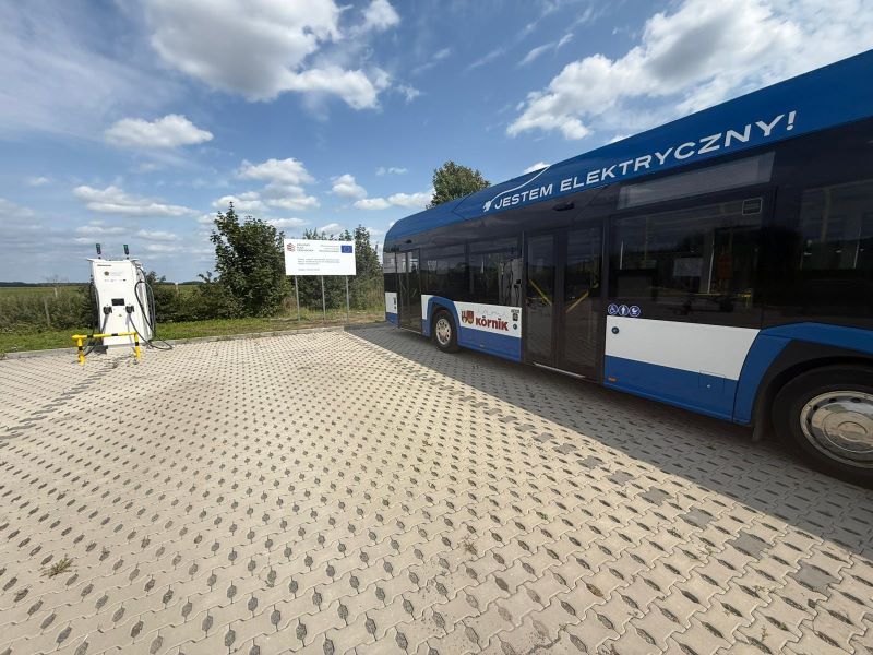 autobus elektryczny i stacja ładowania