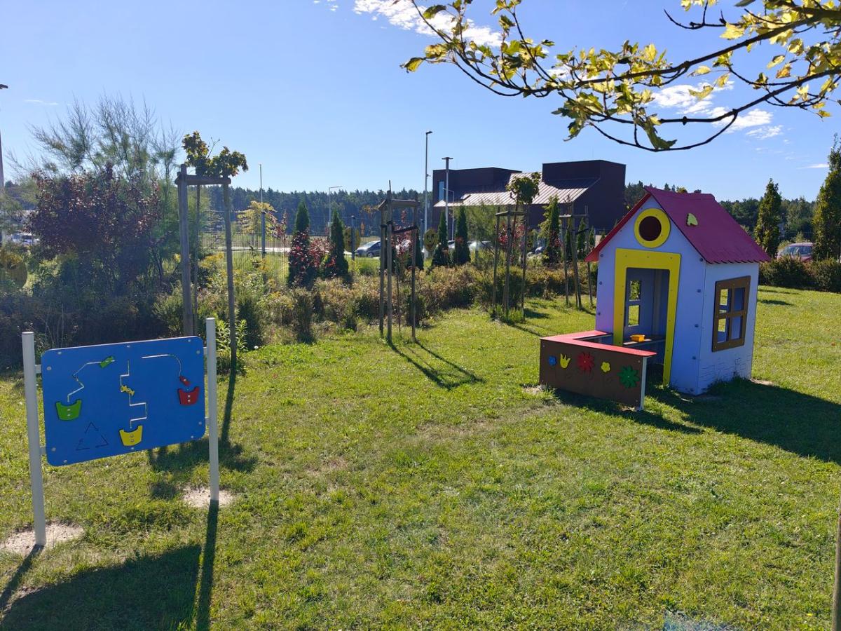 domek na placu zabaw